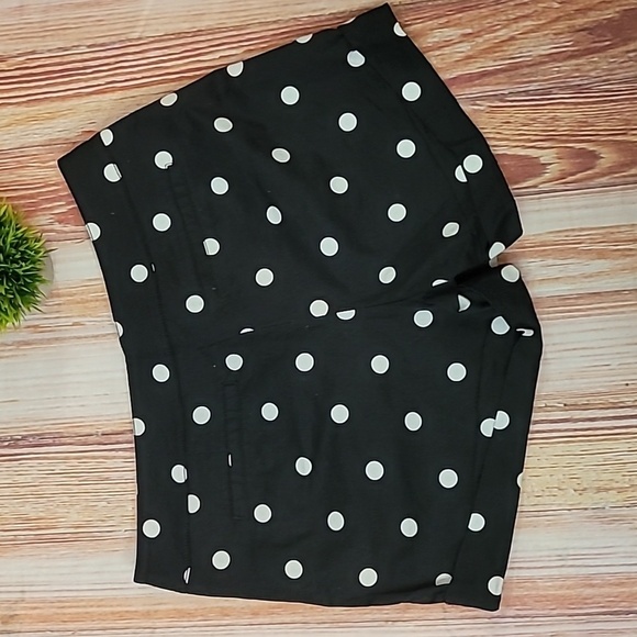 NY&CO 7th Avenue Design Studio Cuffed Polka Dot Shorts - Picture 6 of 8